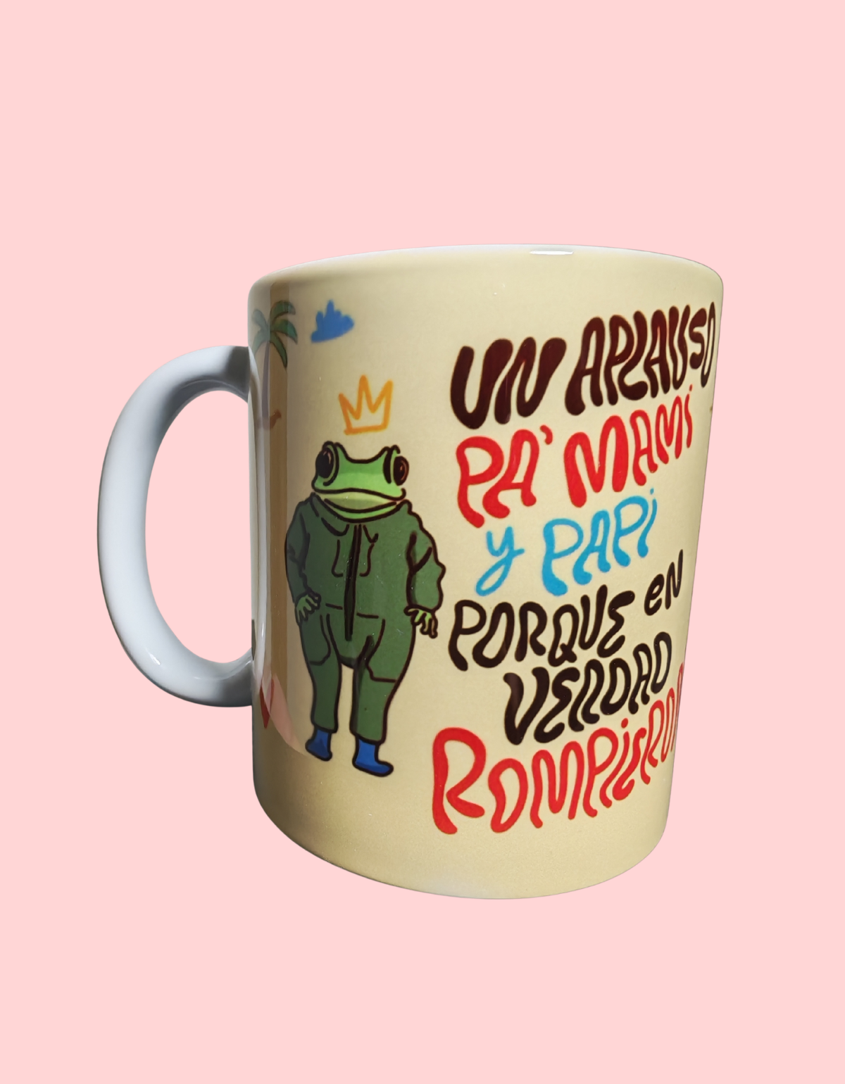 Taza Cerámica "Un Aplauso Pa' Mami y Papi" | Rana Coronada | Diseño Urbano Latino