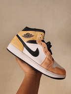 Sneaker naranja mid