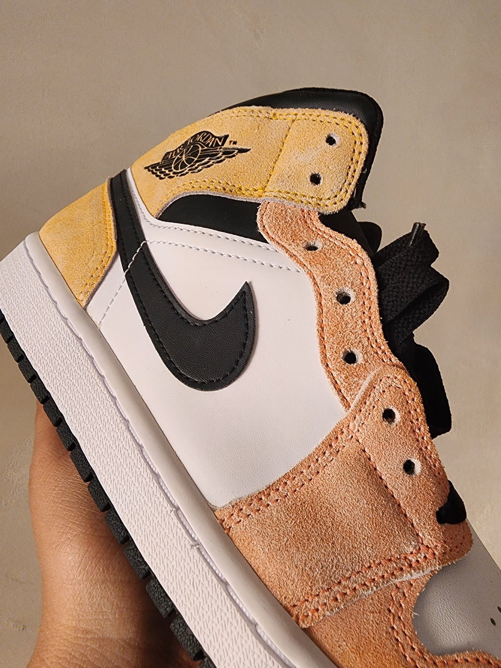 Sneaker naranja mid