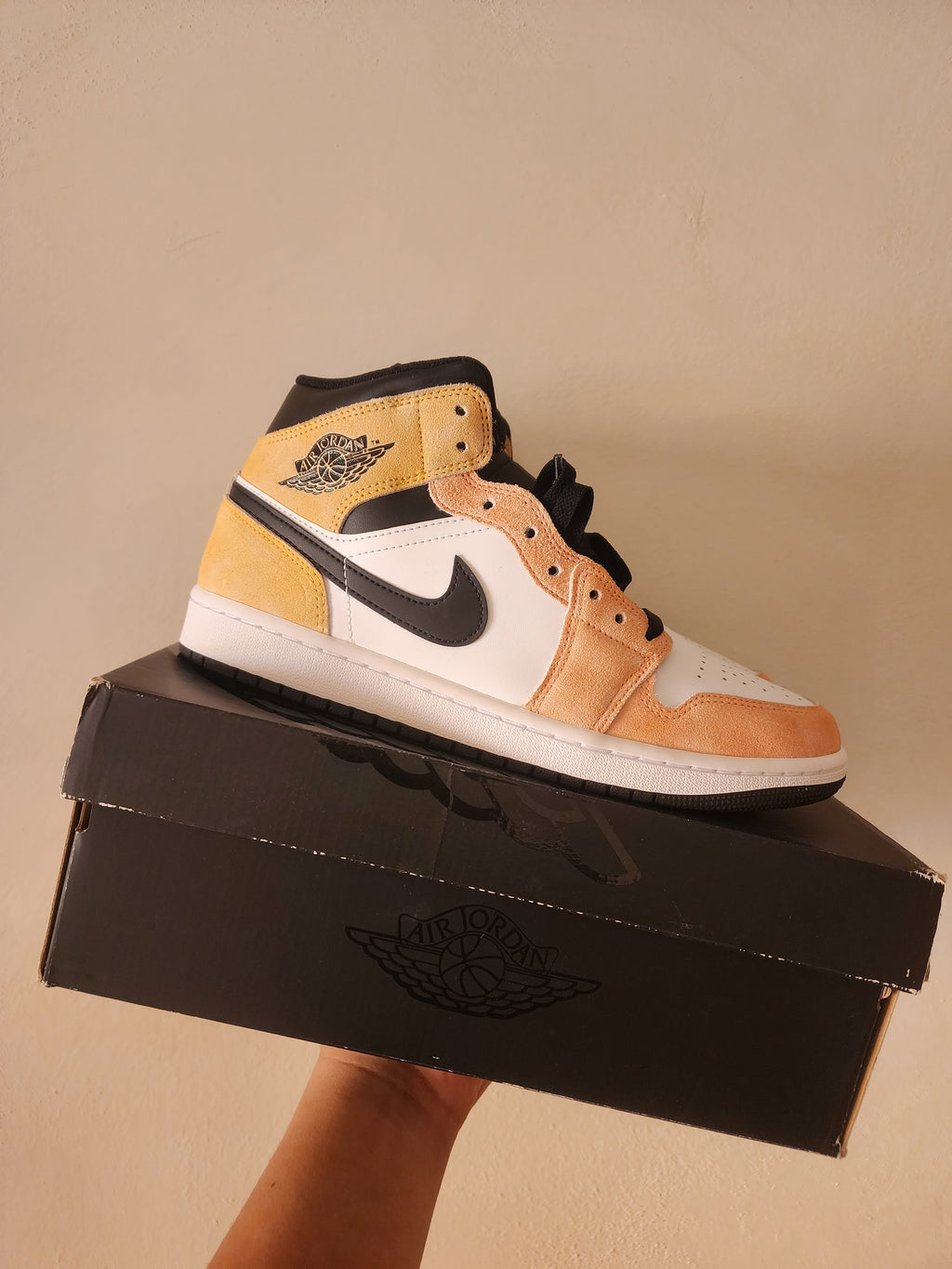 Sneaker naranja mid