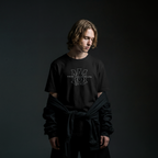 Playera Streetwear Logo Minimal Outline – Oversize Negra Unisex
